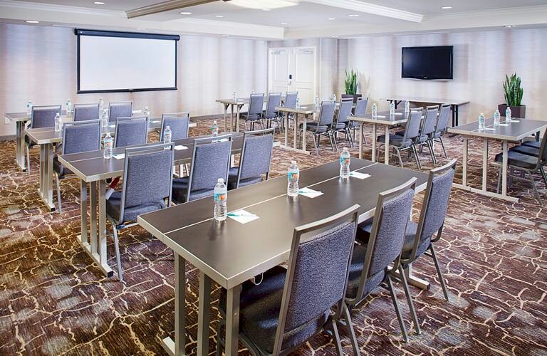 Spacious Meeting Room